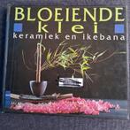 Bloeiende Klei: Keramiek en Ikebana - Hardcover, Boeken, Verzenden, Gelezen, Overige onderwerpen, Ingelaere Brandt