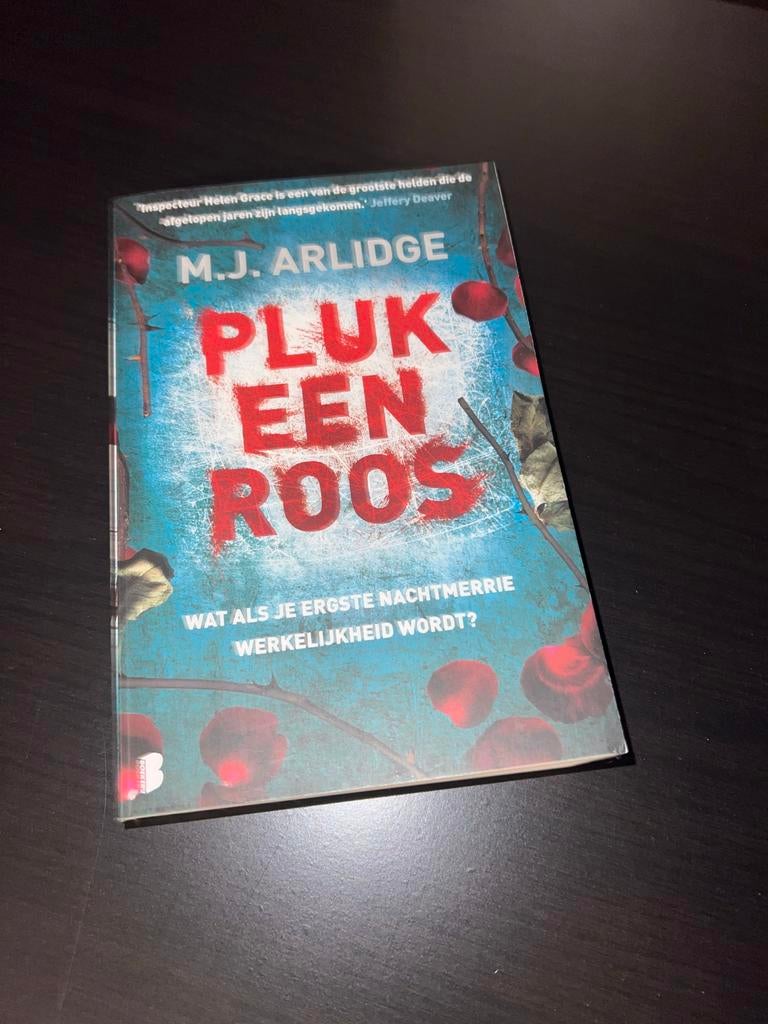 Pluk een Roos - M.J. Arlidge thriller, Ophalen of Verzenden, Zo goed als nieuw, Nederland