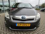 Toyota Auris 1.8 Full Hybrid 136PK 5D CVT Dynamic Business, Auto's, Toyota, Stof, Gebruikt, Zwart, 4 cilinders