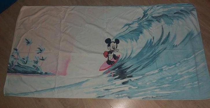Mickey Mouse Strandlaken met een surfende Mickey, Huis en Inrichting, Badkamer | Badtextiel en Accessoires, Gebruikt, Ophalen of Verzenden