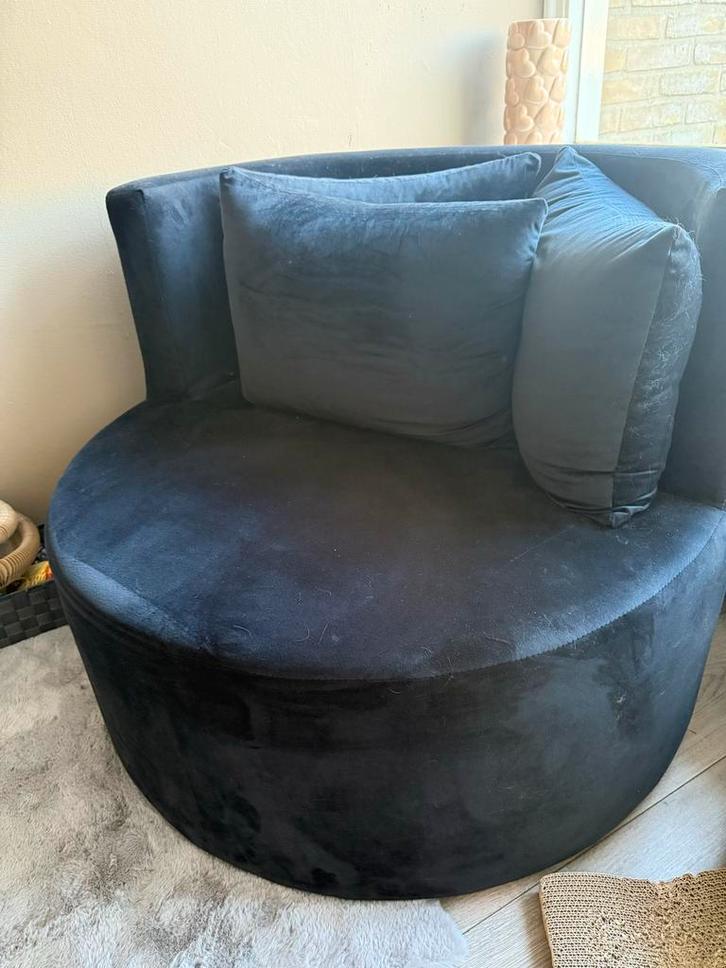 Luxe Zwarte Velvet Loveseat - Rond, Huis en Inrichting, Fauteuils, Zo goed als nieuw, Stof, 100 tot 125 cm, 75 tot 100 cm, Ophalen
