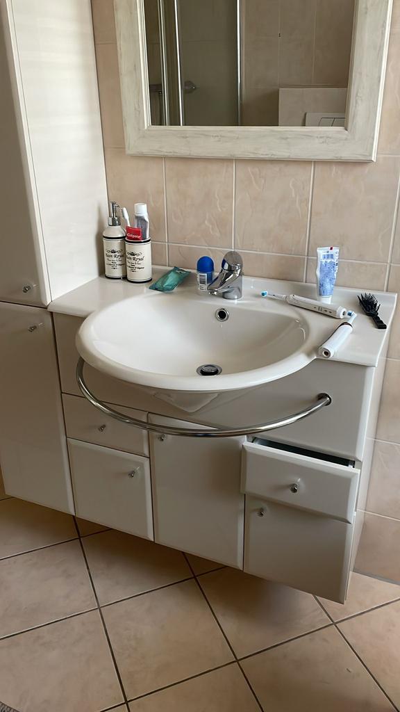 Wastafelkast met opbergruimte en hoge kast, Huis en Inrichting, Badkamer | Badkamermeubels, Zo goed als nieuw, Wastafelkast, Minder dan 100 cm