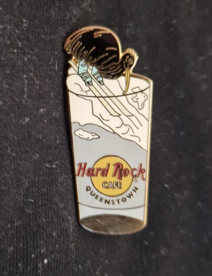 Hard rock cafe Queenstown glas Kiwi op skies pin!, Verzamelen, Muziek, Artiesten en Beroemdheden, Zo goed als nieuw, Ophalen of Verzenden