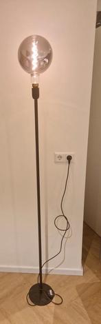 Industriële vloerlamp met dimbare globe lamp, Huis en Inrichting, Lampen | Vloerlampen, Ophalen, Zo goed als nieuw, 150 tot 200 cm