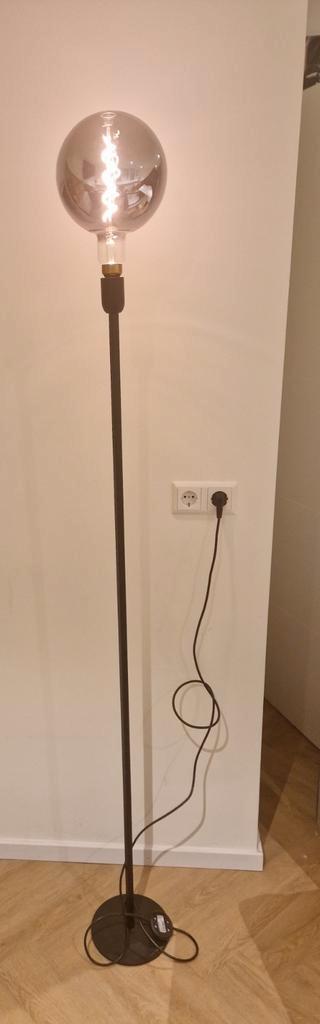 Industriële vloerlamp met dimbare globe lamp, Huis en Inrichting, Lampen | Vloerlampen, Zo goed als nieuw, 150 tot 200 cm, Ophalen