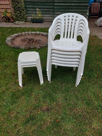 Kunstof tuinstoelen met bijzet tafels beschikbaar voor biedingen