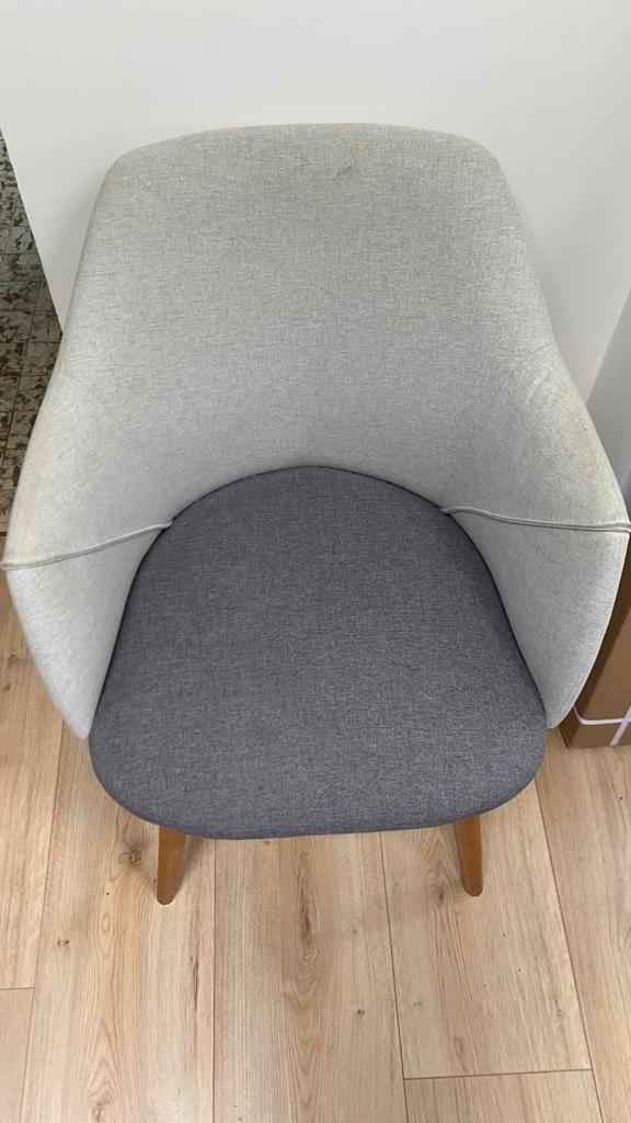 2 Grijze gestoffeerde kuipstoelen, Huis en Inrichting, Stoelen, Gebruikt, Eén, Stof, Grijs, Ophalen