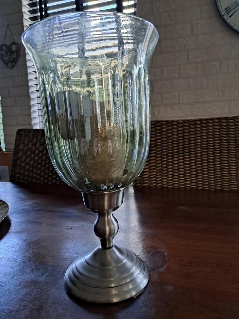 GEZOCHT Windlicht geribbeld glas met metalen voet, Ophalen of Verzenden