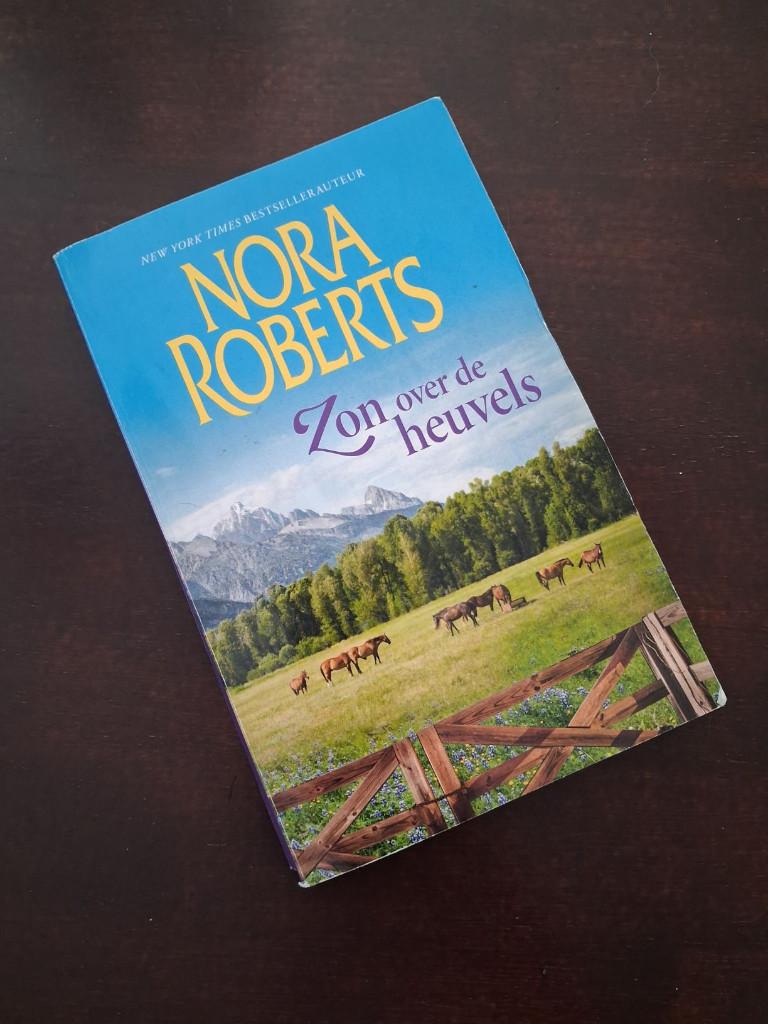 Nora Roberts - zon over de heuvels 2 in 1, Boeken, Ophalen of Verzenden, Gelezen