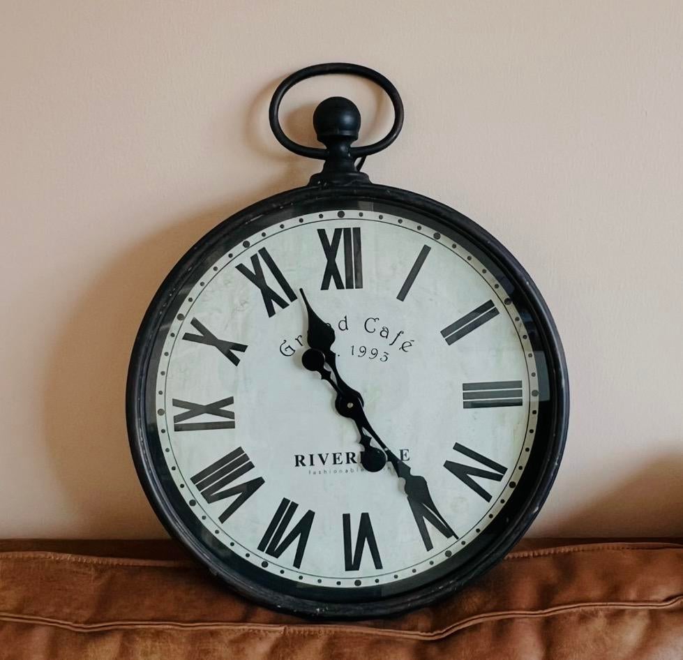 Riverdale wandklok, Huis en Inrichting, Woonaccessoires | Klokken, Ophalen, Zo goed als nieuw, Analoog, Wandklok