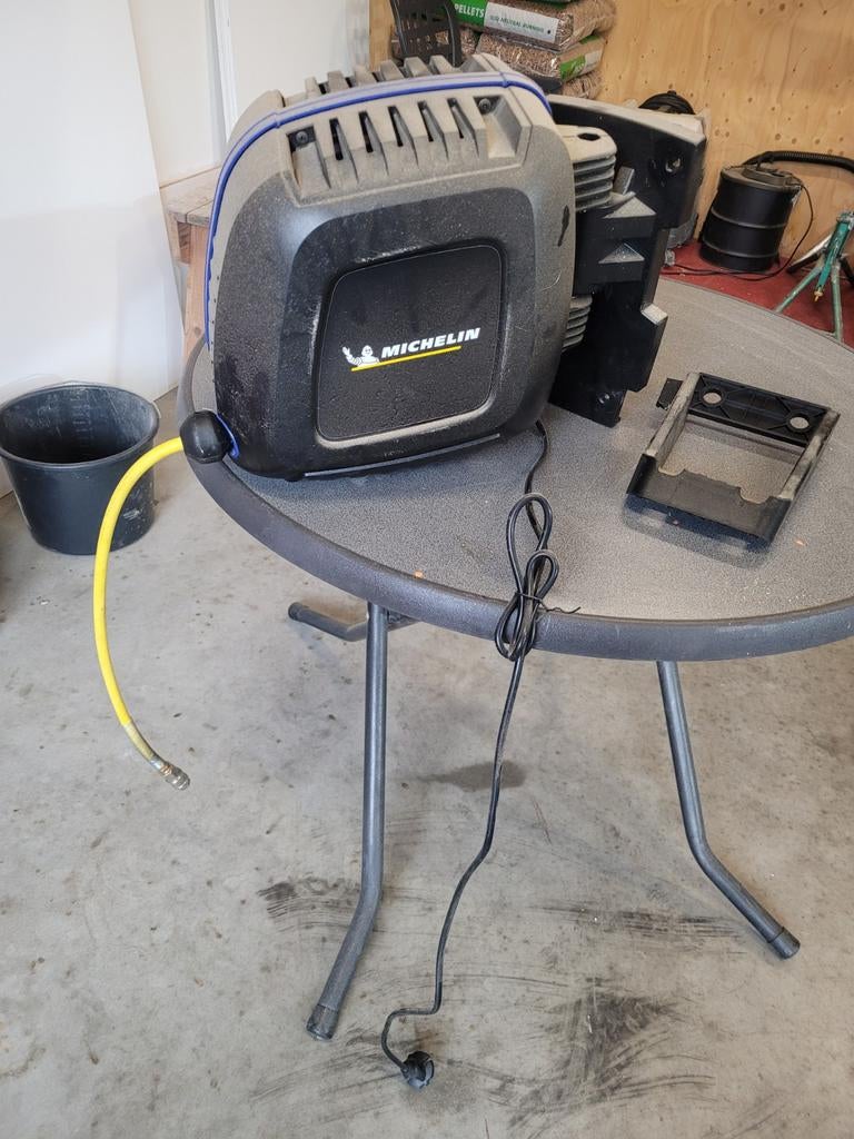 Compressor met slanghaspel in 1, Gebruikt, 6 tot 10 bar, Ophalen of Verzenden, Minder dan 200 liter/min