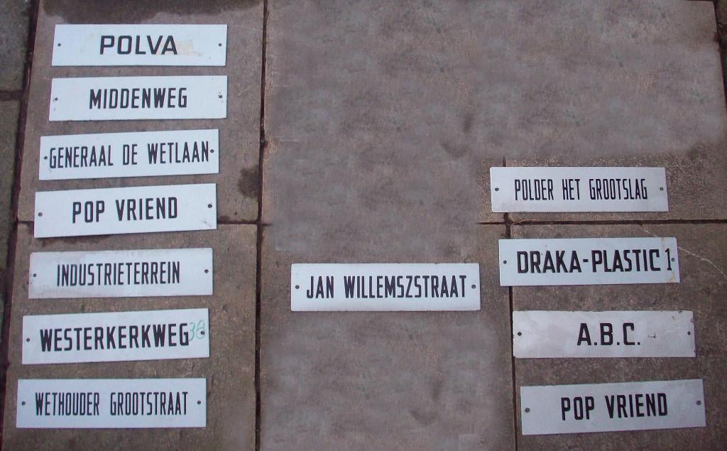 12 Zwaar emaille naambordjes van oude hoogspanningsstations, Ophalen of Verzenden