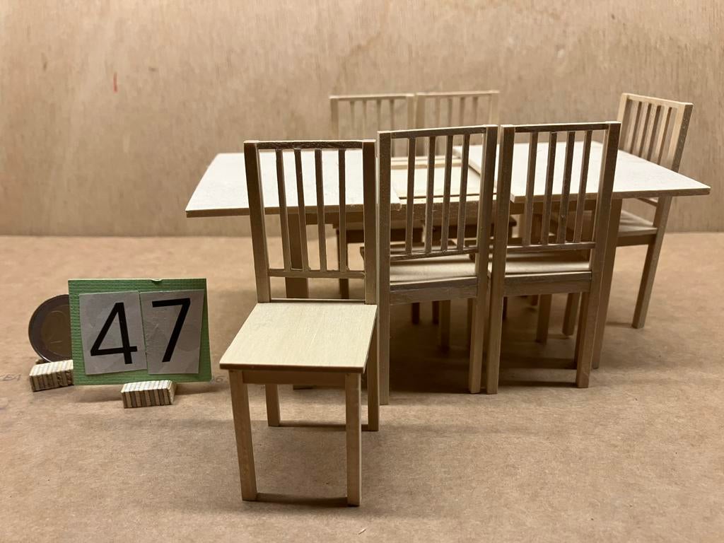 Miniatuur tafel met 6 stoelen 1:12, Ophalen of Verzenden, Zo goed als nieuw, Poppenhuis