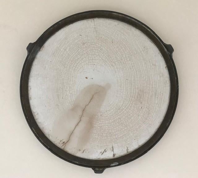 Franse brocante aardewerk onderzetter met vernikkelde rand, Ophalen of Verzenden, Gebruikt, Overig