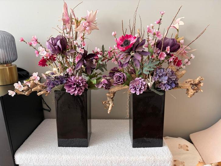 Twee zwarte vazen met kunstbloemen, Huis en Inrichting, Woonaccessoires | Vazen, Gebruikt, Zwart, 50 tot 75 cm, Overige materialen