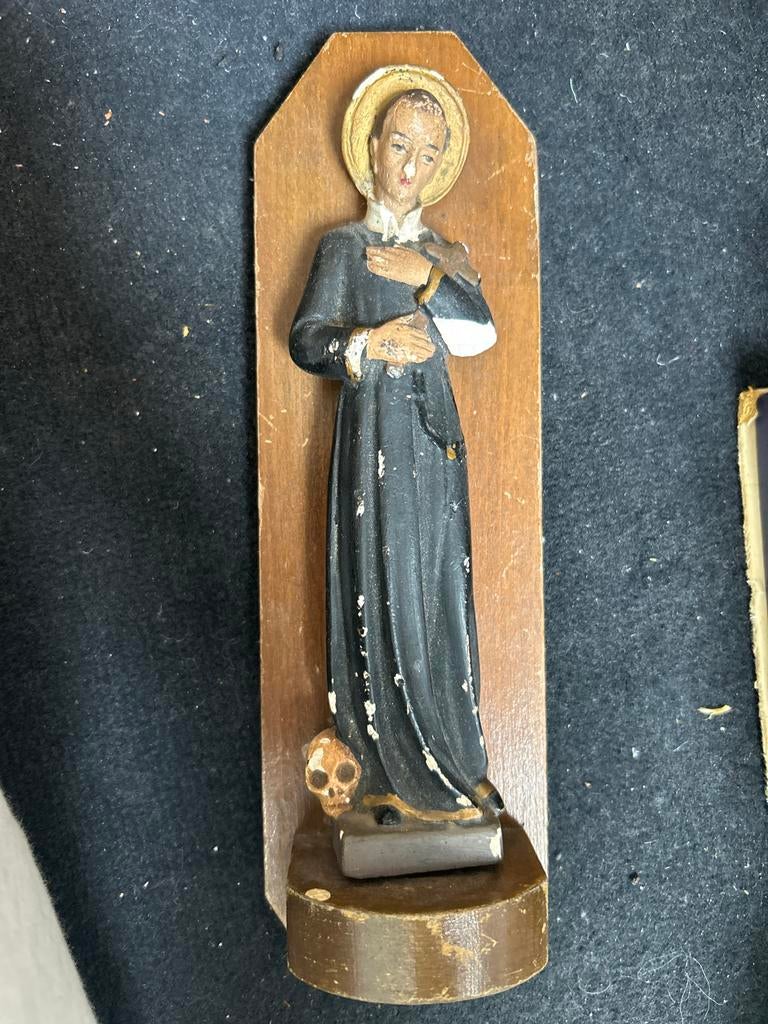 Oud geloofsbeeldje op houten plankje, Ophalen of Verzenden