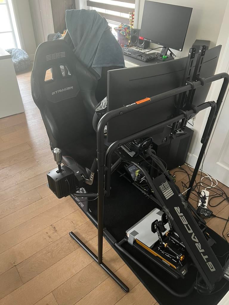 Simracing rig: Next Level Racing GTracer + monitorstand, Spelcomputers en Games, Ophalen, Racestoel, Zo goed als nieuw, PC