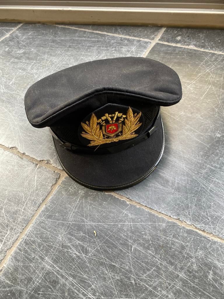 Zwarte pet met gouden embleem, Ophalen of Verzenden, Gedragen, One size fits all, Pet