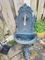 Antieke gietijzeren wandfontein met kraan, Tuin en Terras, Waterpartijen en Fonteinen, Ophalen of Verzenden, Gebruikt, Gietijzer