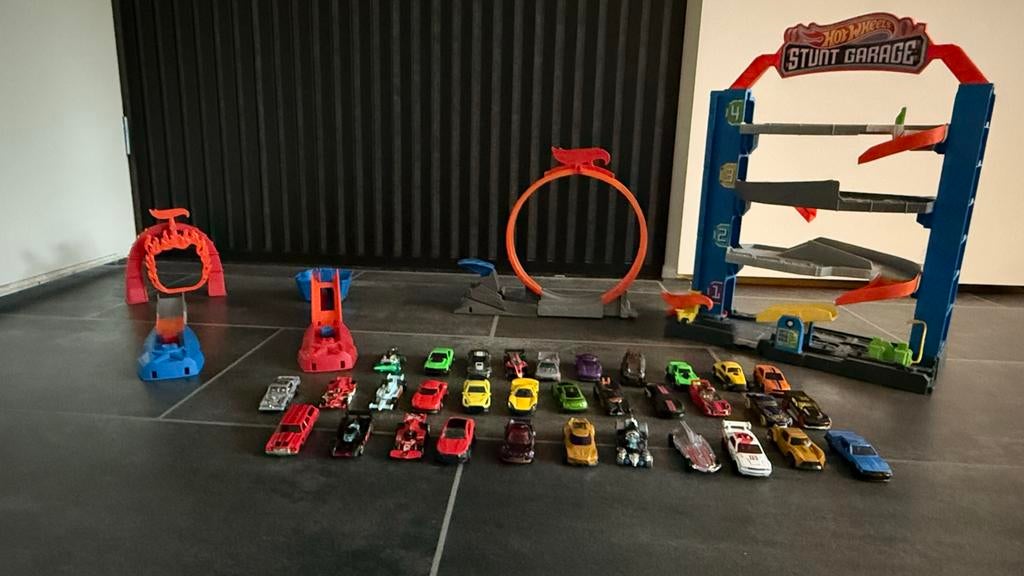 Hot Wheels Stunt Garage met looping en veel auto's, Kinderen en Baby's, Speelgoed | Speelgoedvoertuigen, Ophalen of Verzenden