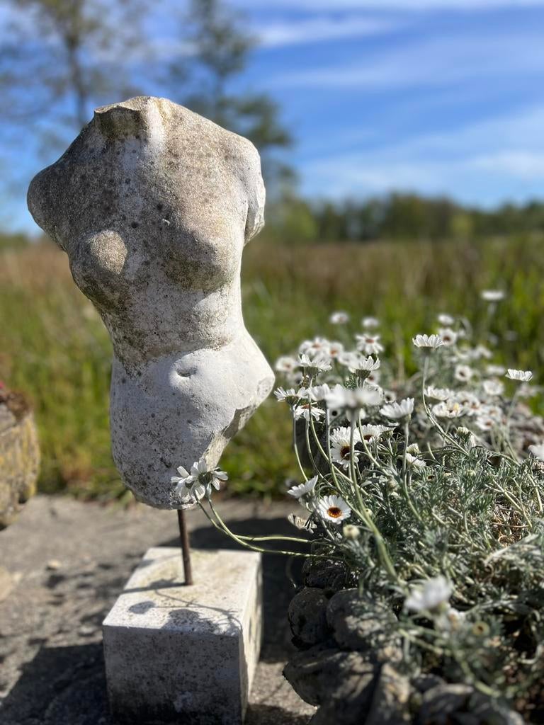 Betonnen vrouwentorso op standaard, Tuin en Terras, Tuinbeelden, Ophalen, Gebruikt, Nb, Nb