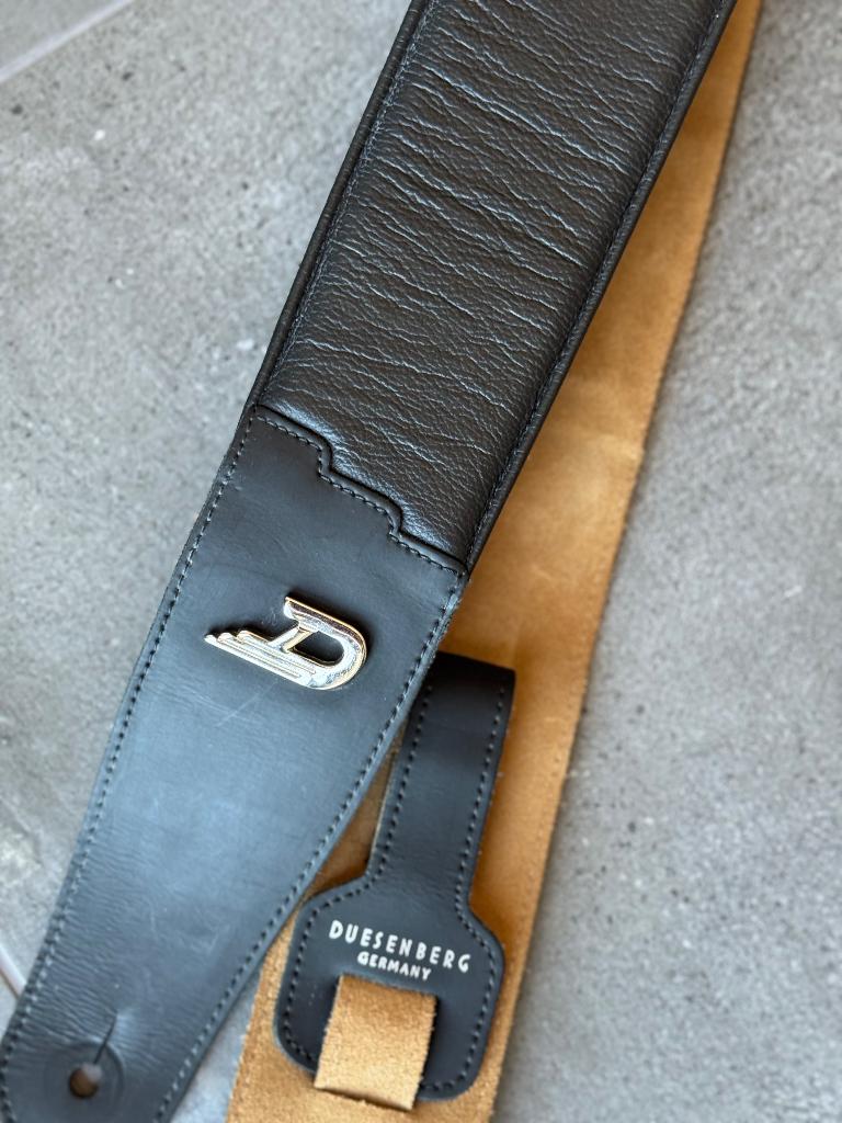 Lederen gitaarband en 2 gitaarkabels, Muziek en Instrumenten, Ophalen of Verzenden, Zo goed als nieuw, Elektrische gitaar