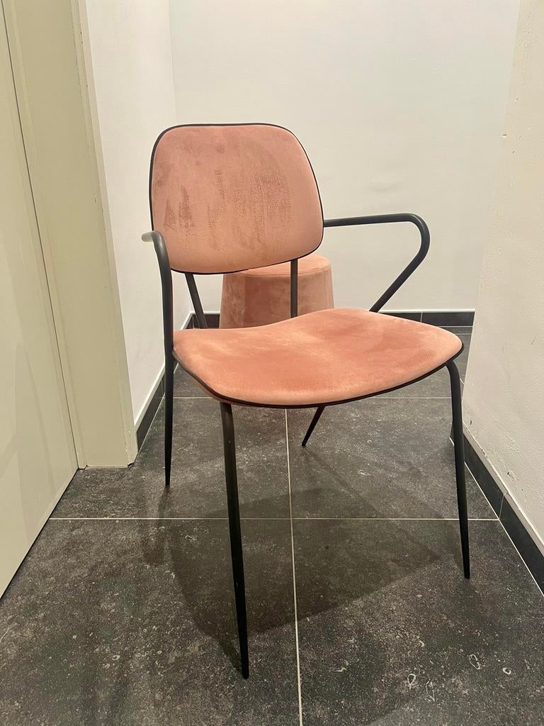 Roze Velvet Stoel met Zwart Onderstel - Zo Goed als Nieuw, Huis en Inrichting, Stoelen, Ophalen, Overige kleuren, Zo goed als nieuw