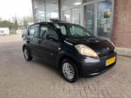 Daihatsu Sirion 1.0_NW KOPPELING_HOGE INSTAP_ APK 11-26_NAP!, Voorwielaandrijving, Zwart, Bedrijf, Handgeschakeld