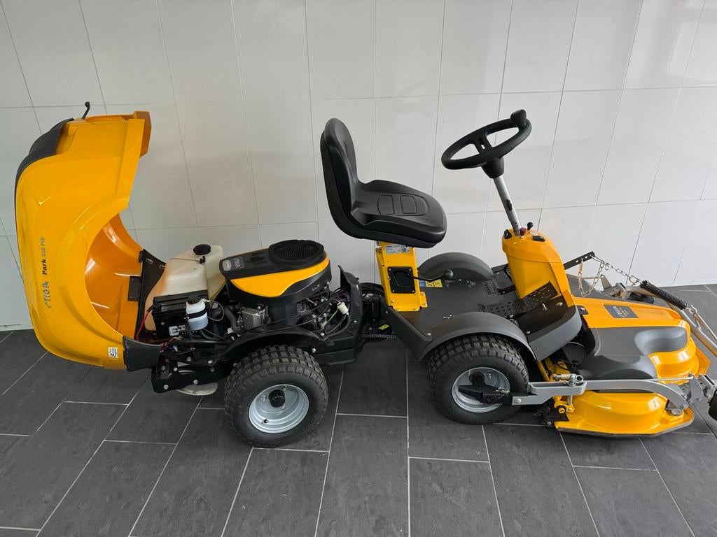 Zo goed als nieuwe Stiga zitmaaier met elektrische hoogtever, Tuin en Terras, Zitmaaiers, Ophalen, Zo goed als nieuw