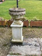 Twee stenen sokkels met ornament, Ophalen, Gebruikt, Steen