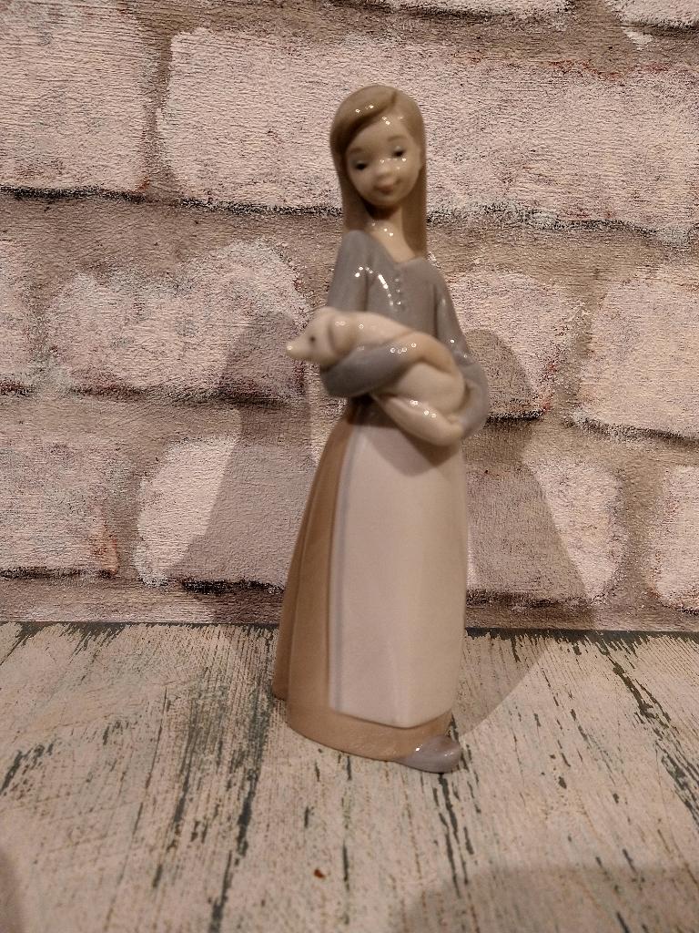 Lladro porseleinen meisje met varken, Antiek en Kunst, Minder dan 20 cm, Ophalen of Verzenden, Gemerkt, Overige materialen