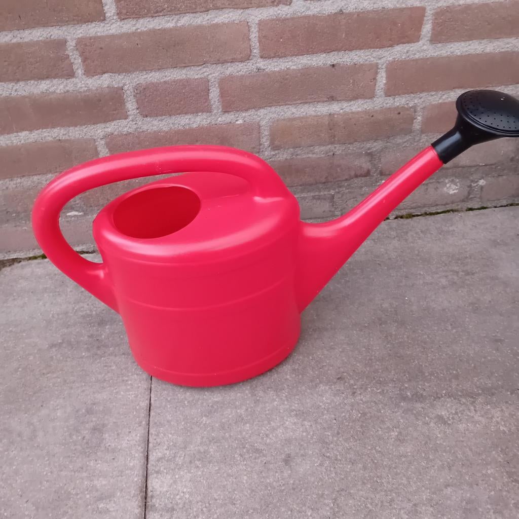 Rode gieter met zwarte broes, Ophalen of Verzenden