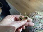 Oorbellen met rood/groene glinsterende steentje, € 7,50, Ophalen of Verzenden, Zo goed als nieuw, Rood, Overige materialen