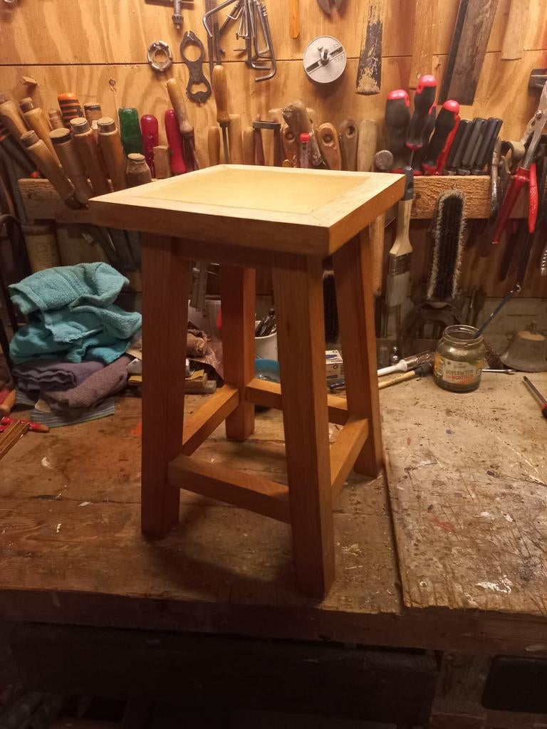 Eikenhouten bankje,  40 cm hoog, boven 23x23cm, Huis en Inrichting, Tafels | Statafels, Ophalen of Verzenden