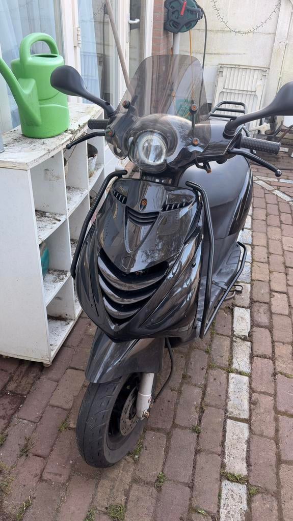 Zip 2018 iget, Fietsen en Brommers, Scooters | Piaggio, Ophalen, Zo goed als nieuw, Benzine, Zip