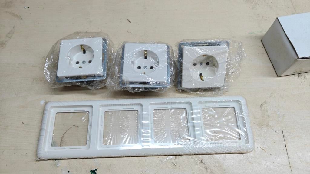 Jung afdekraam 4-voudig met 3x stopcontact en 1x netwerk, Ophalen of Verzenden, Nieuw, Stopcontact