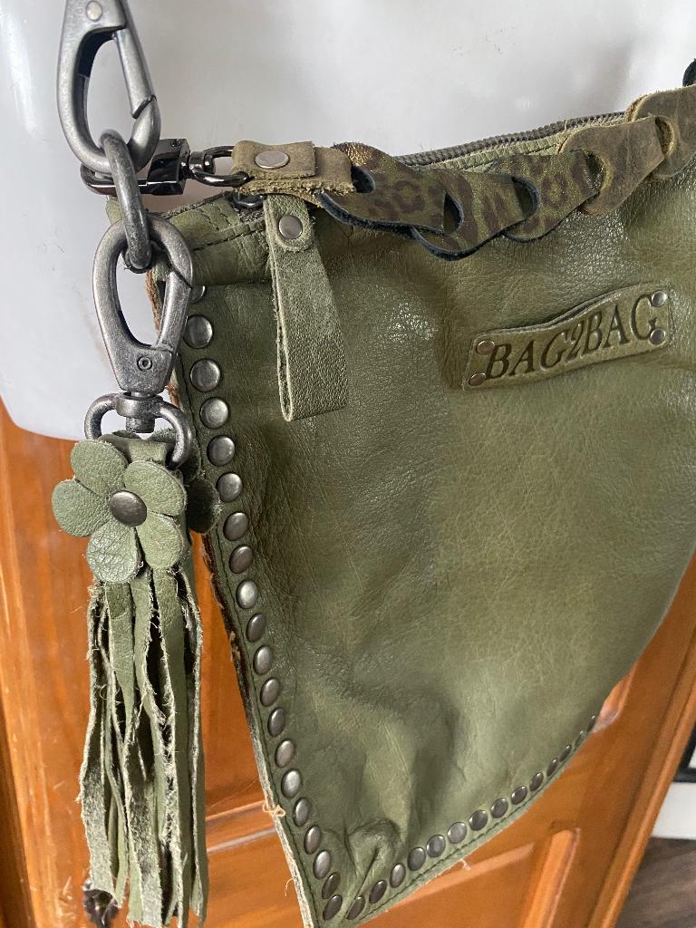 Zgan khaki groene Bag 2 Bag leren tas met studs, Overige merken, Ophalen of Verzenden, Zo goed als nieuw, Leer