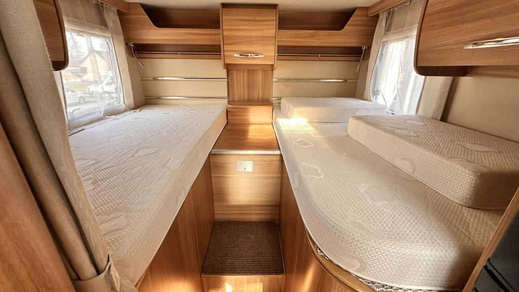 Enkele bedden|hefbed Chausson Flash 617 Uit 2015 58dkm 130PK, Caravans en Kamperen, Ringverwarming, Fiat, Tot en met 3, Luifel