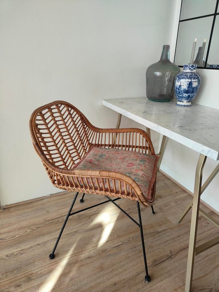 Rieten kuipstoel met stalen potten., Ophalen, Zo goed als nieuw, Bruin, Riet of Rotan