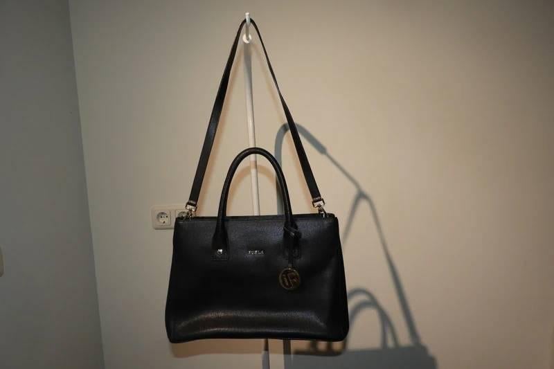 Furla zwarte ruime schoudertas gouden merk hanger eraan, Verzenden, Gebruikt, Zwart, Overige merken