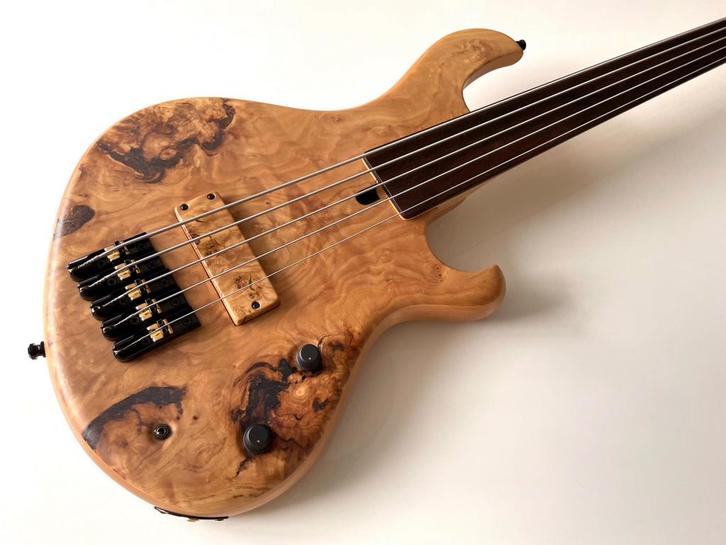 Maruszczyk Frog Omega fretless 5-string, Muziek en Instrumenten, Snaarinstrumenten | Gitaren | Bas, Zo goed als nieuw, Ophalen