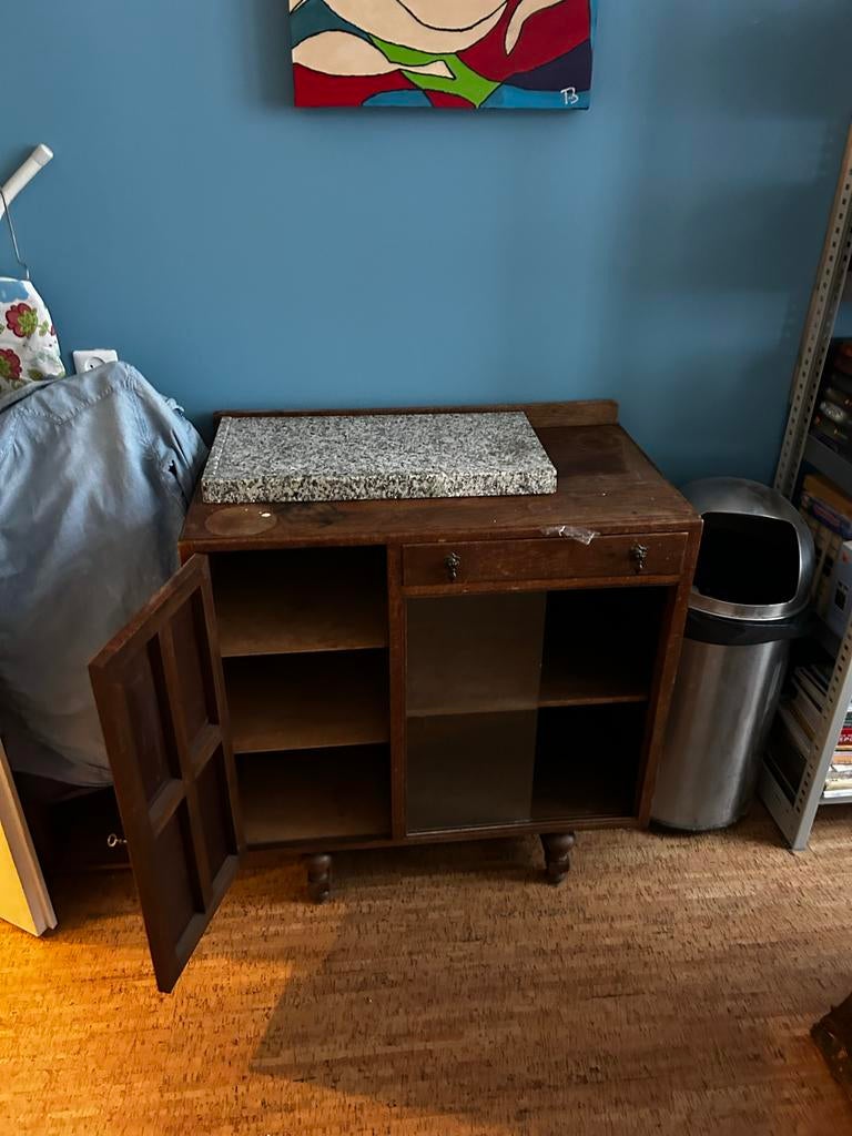 Oud servieskastje met glazen deur bruin, Antiek en Kunst, Antiek | Meubels | Kasten, Ophalen of Verzenden