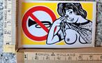 Vintage sticker Verboden toeteren blote vrouw strip sexy, Ophalen of Verzenden, Zo goed als nieuw