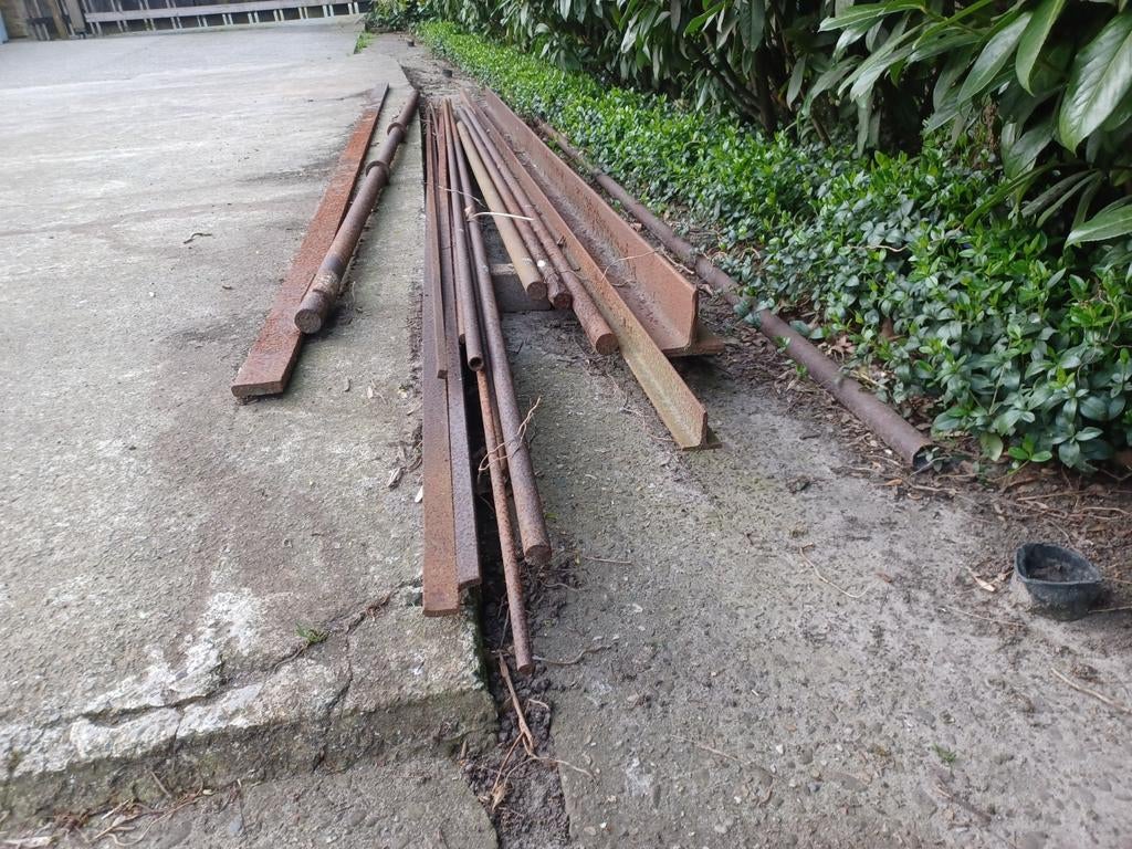 Partij ijzer koker massief en hol T profiel, Ophalen, 250 cm of meer, Palen