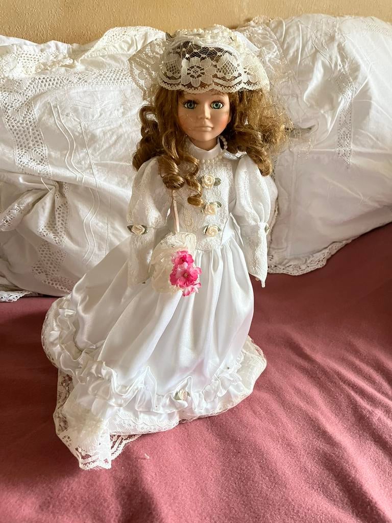 Aangeboden porseleinen pop, Ophalen of Verzenden