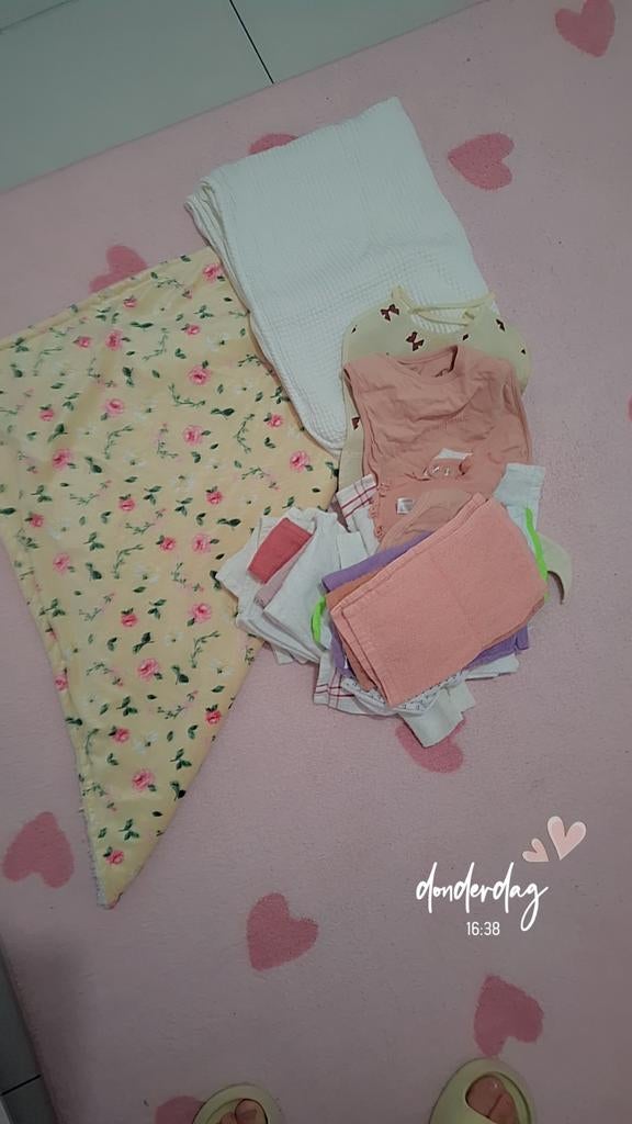 Titel:
Schattige babykleding & dekentjes – jurkjes,, Ophalen, Zo goed als nieuw