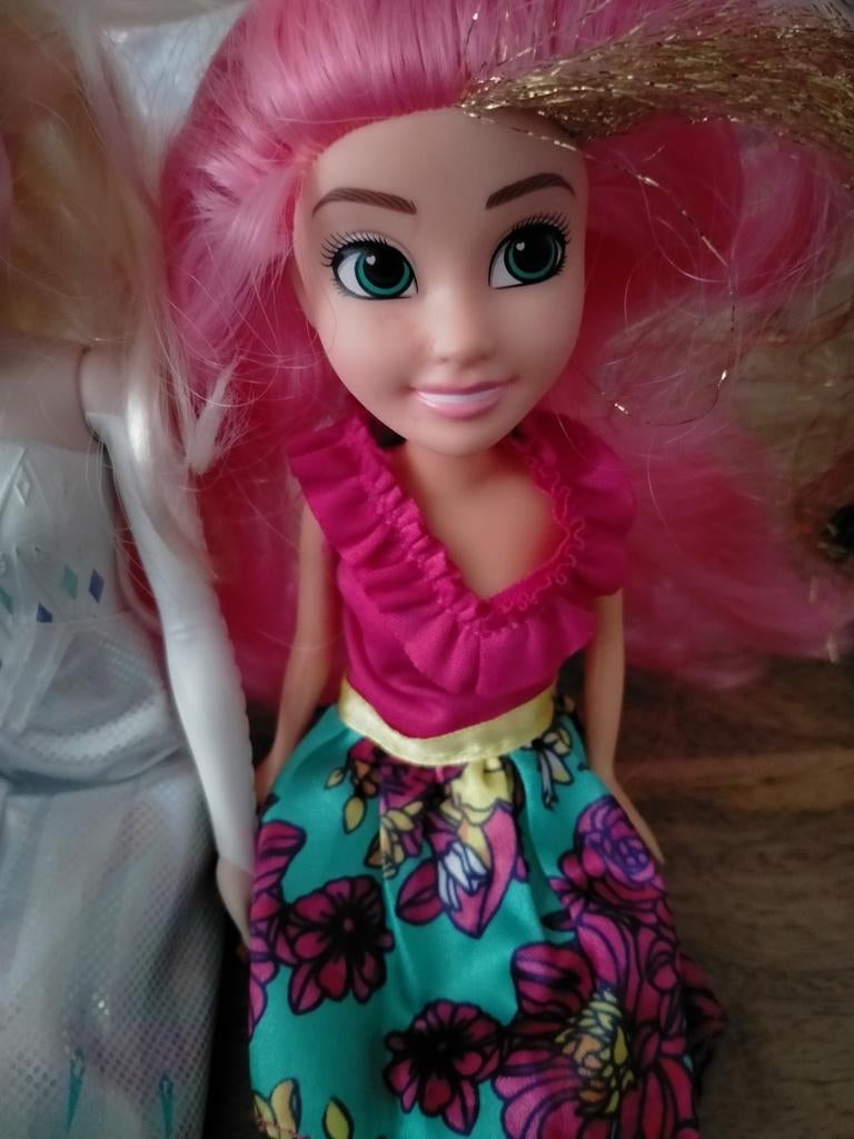 5 leuke Barbies. waaronder Anna en Elsa (alleen ophalen), Ophalen, Gebruikt, Barbie