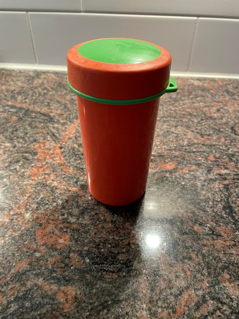 Tupperware beker - Oranje met groen deksel, Ophalen of Verzenden, Gebruikt, Oranje, Beker of Kan