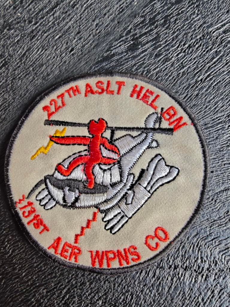 PatchUS ARMY  227TH ASLT HEL BN 131ST AER WPNS .. Vietnam pe, Ophalen of Verzenden, Landmacht, Amerika, Embleem of Badge