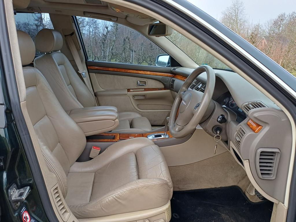 Audi A8 4.2 quattro /Rechts gestuurd/leder/Complete document, Auto's, Audi, Automaat, 4172 cc, Gebruikt, 334 pk